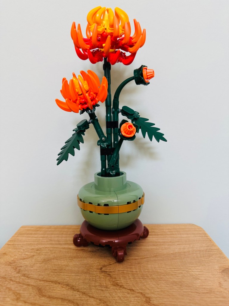 LEGO Chrysant tegen een mintgroene muur