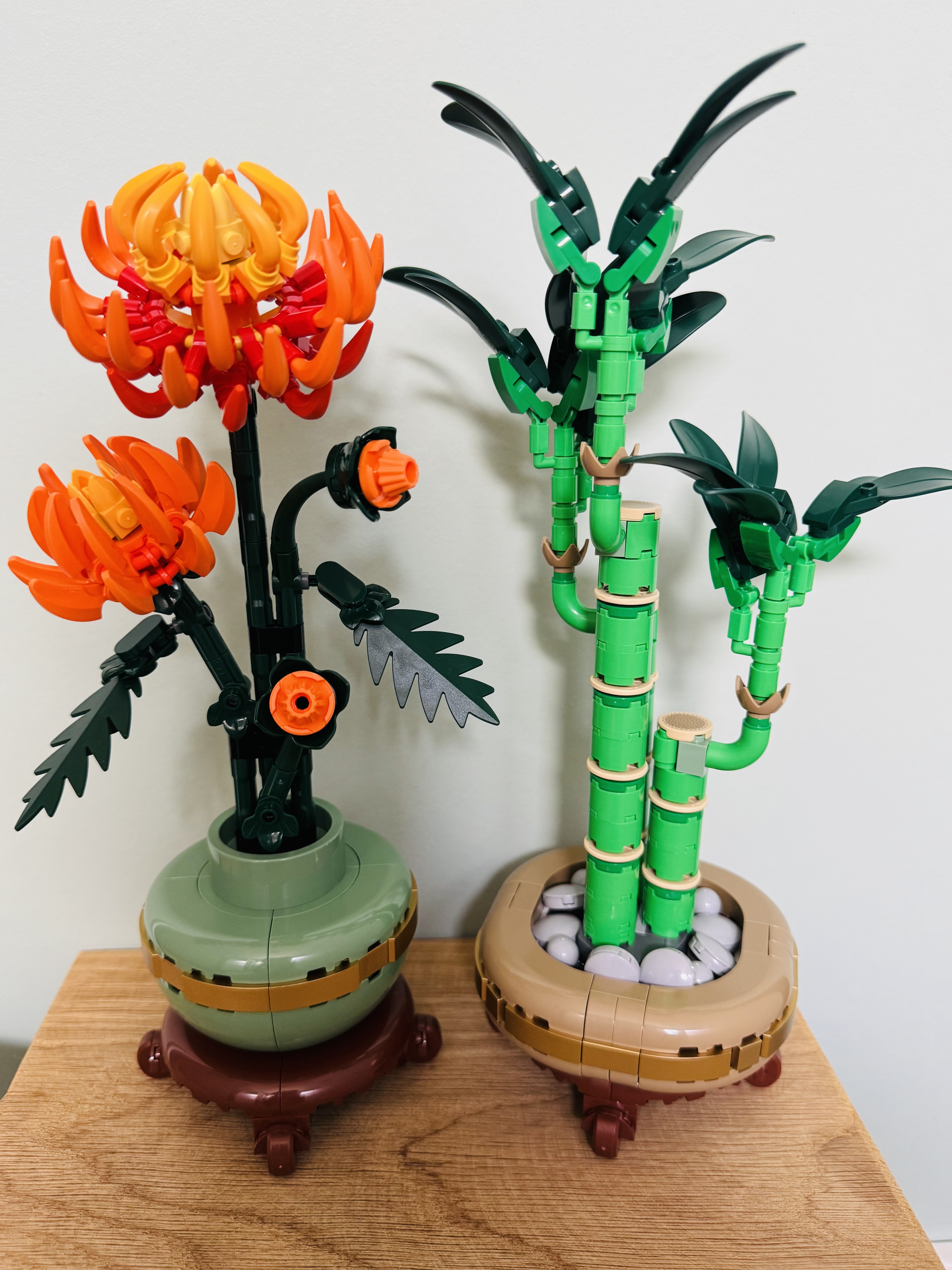 LEGO chrysant en bamboe naast elkaar