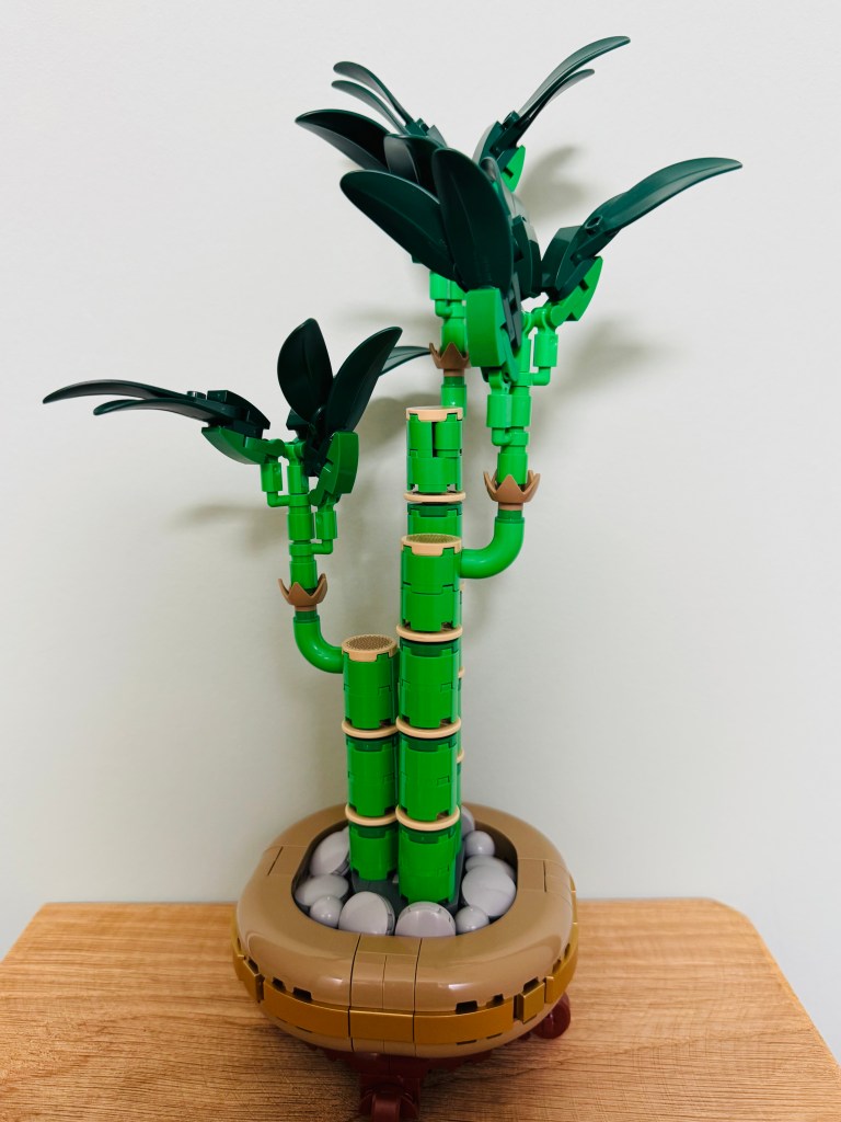 LEGO Bamboe tegen een mintgroene muur