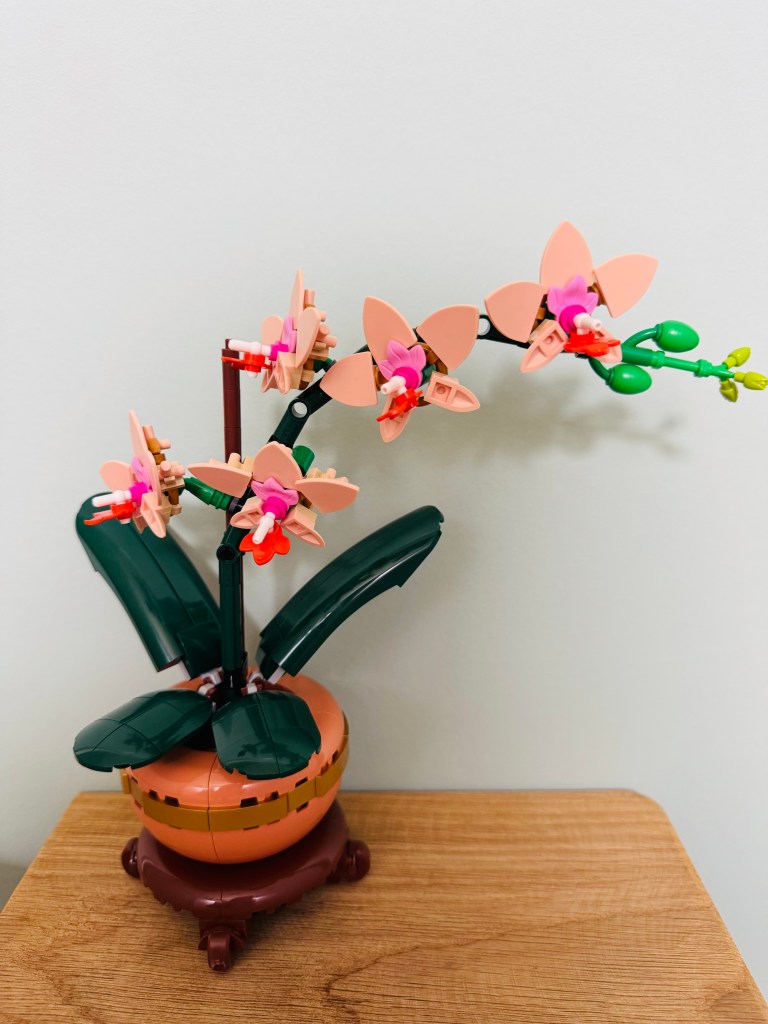 LEGO Mini Orchidee tegen een mintgroene muur