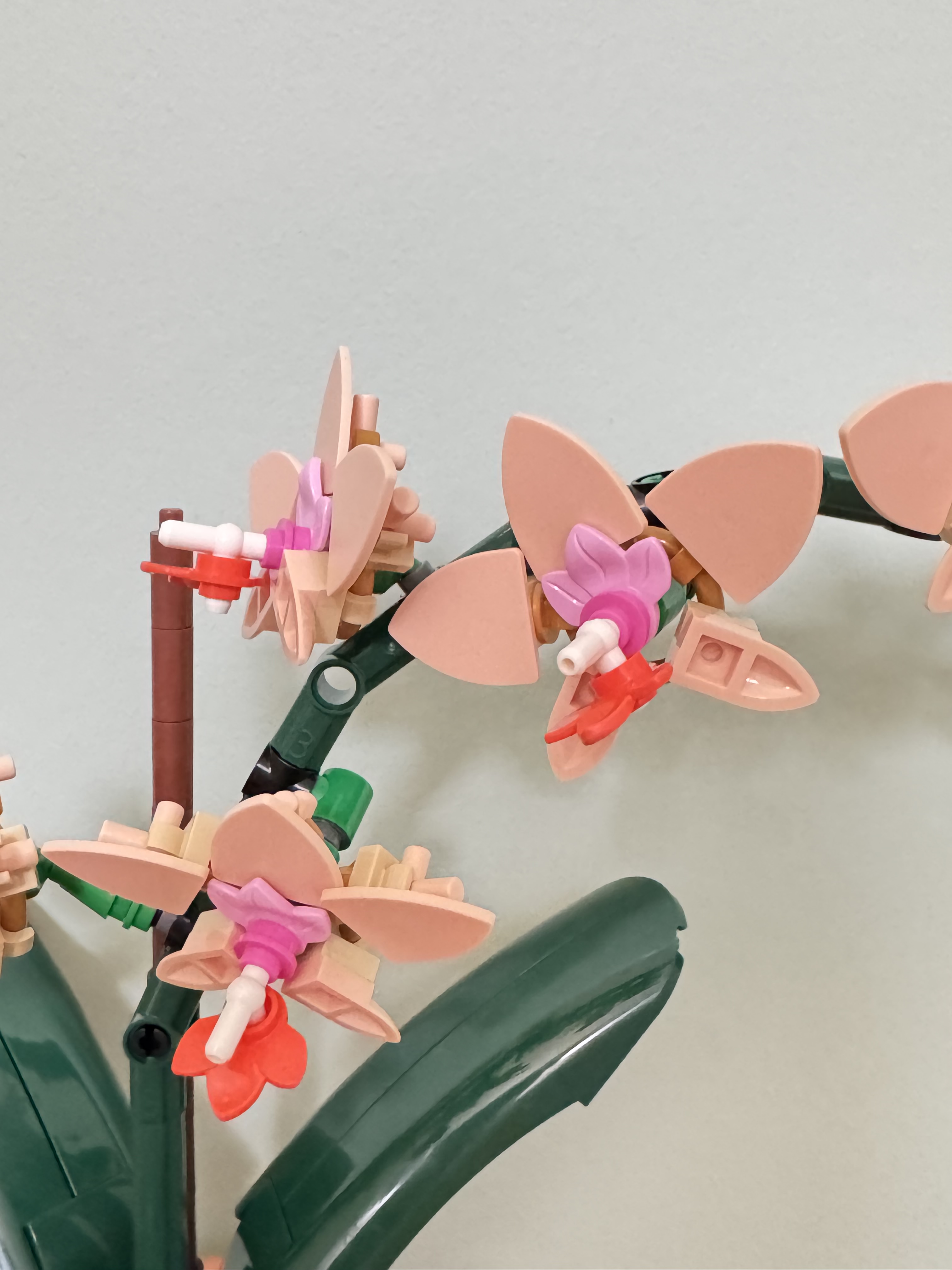 LEGO Mini Orchidee ingezoomd