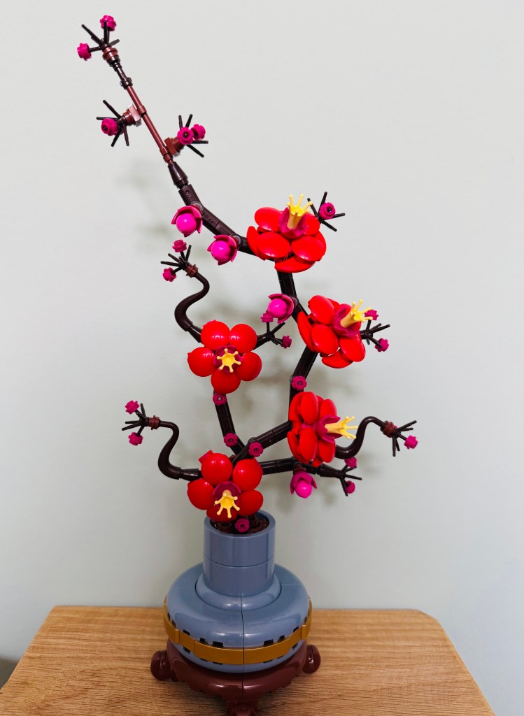 LEGO Japanse Abrikoos tegen een mintgroene muur