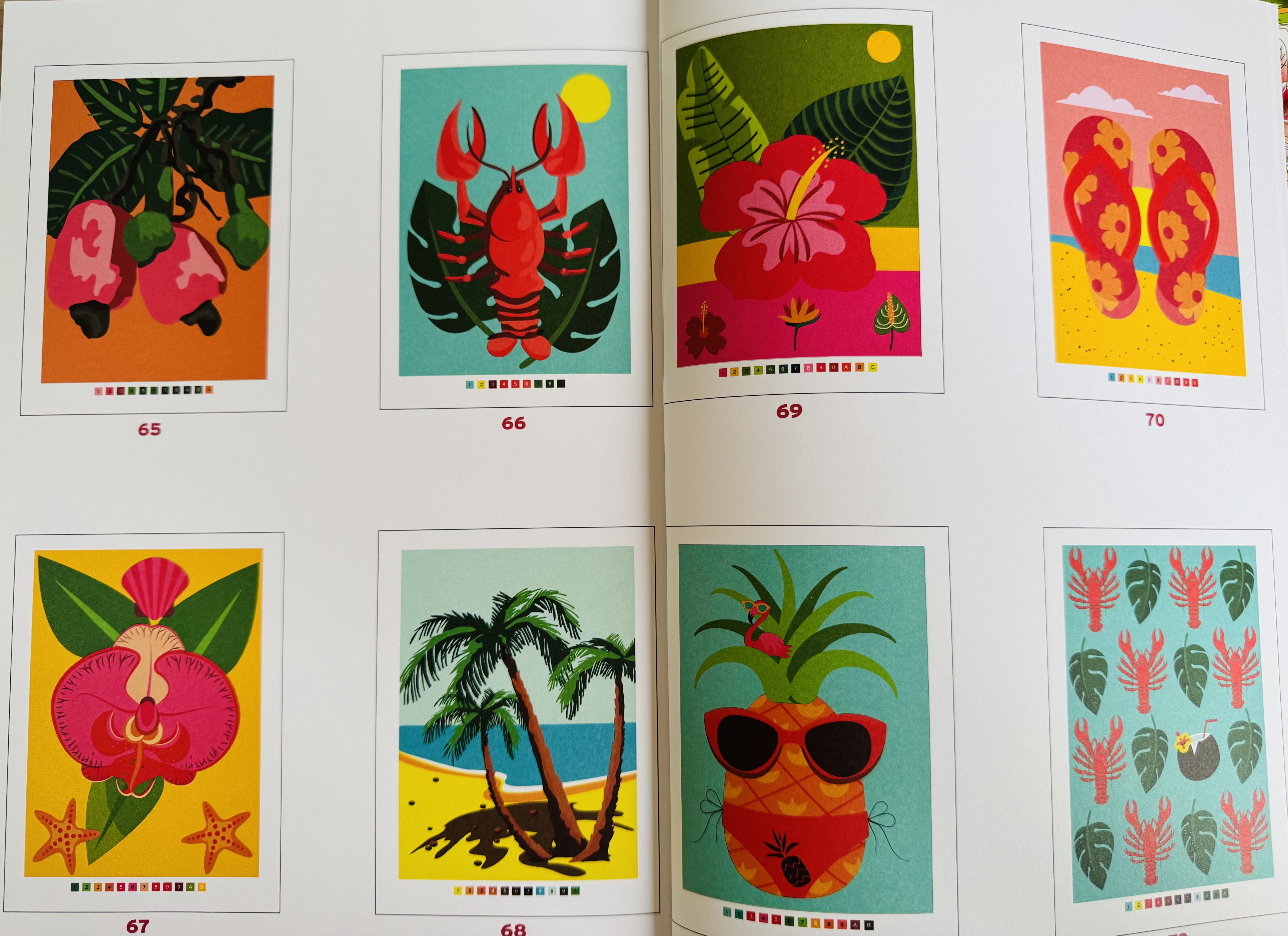 Afbeelding van twee pagina’s uit het Tropiques boek met 8 voorbeeld kleurplaten