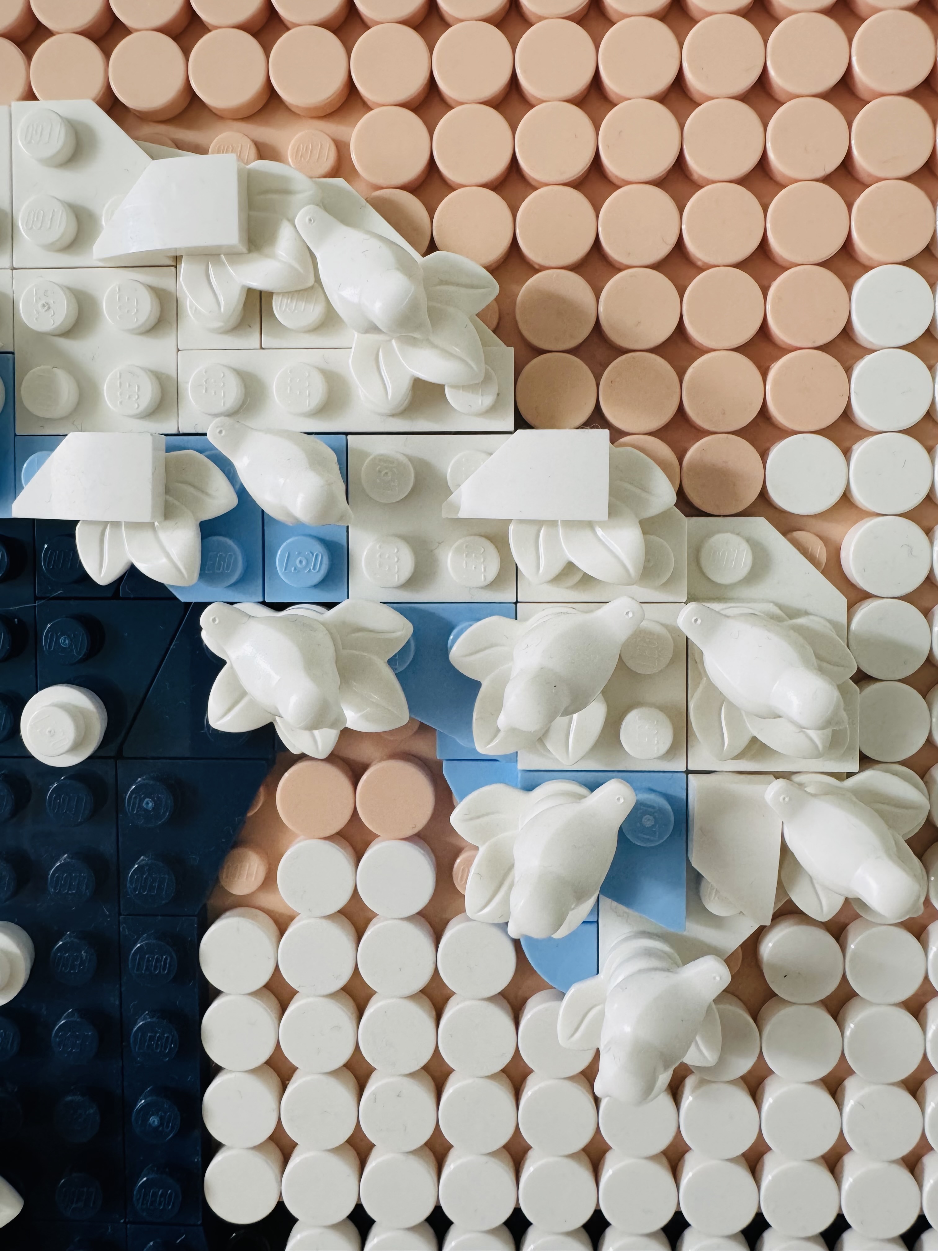 Close up van LEGO Hokusai schilderij van LEGO vogeltjes