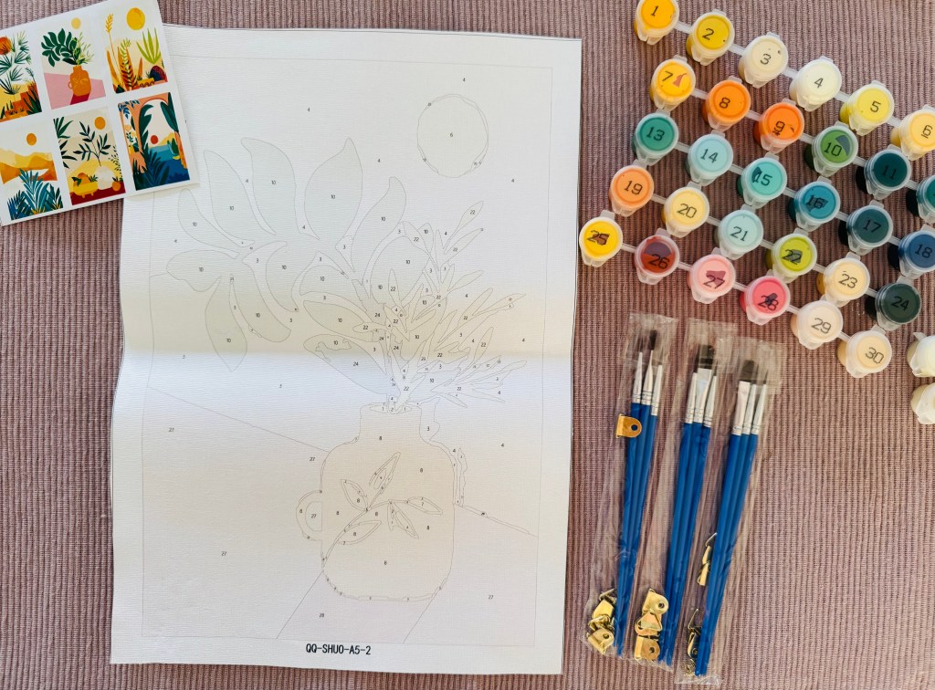 Canvas met penselen en verf