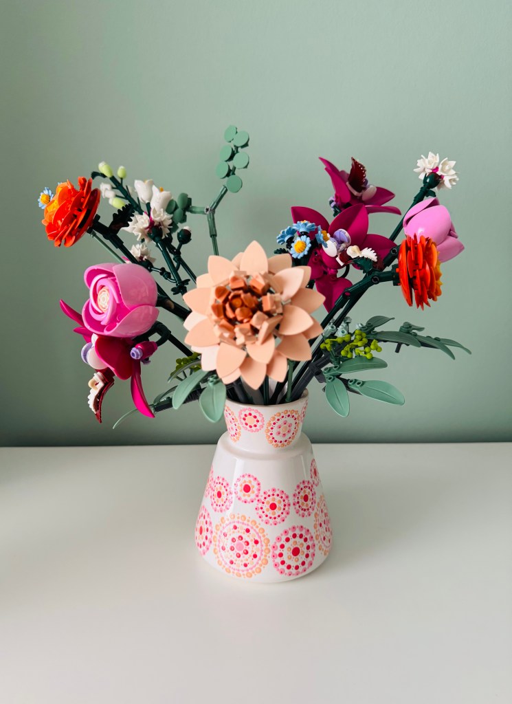 Roze LEGO boeket in een gestipte vaas