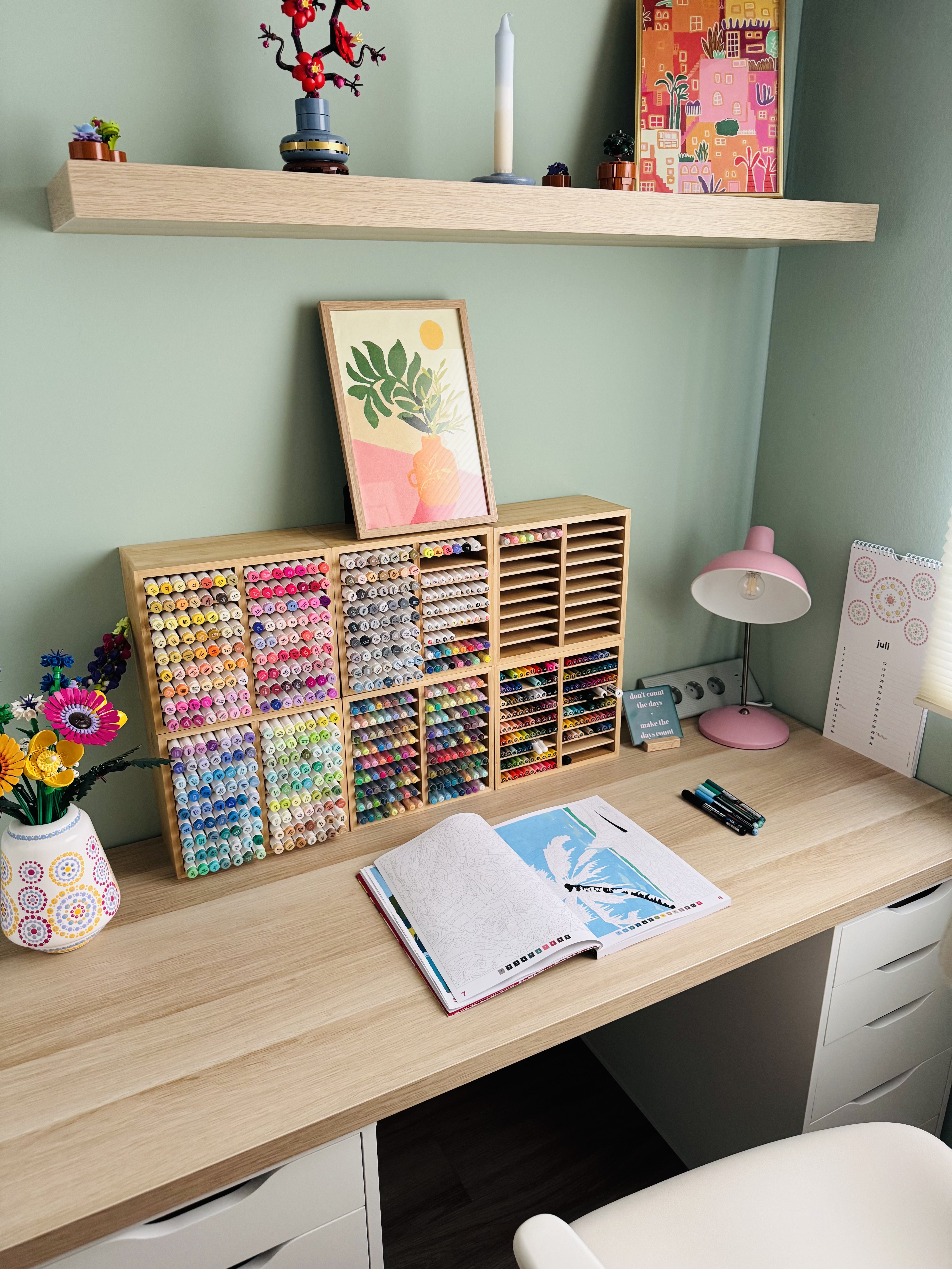 Bureau met organizer met stiften en een opengeslagen kleurboek