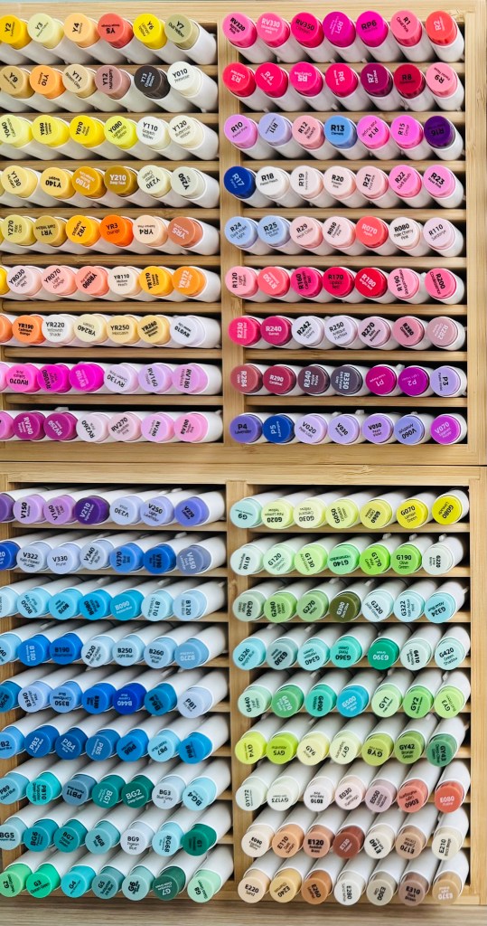 Close-up van alcohol markers in een Bamboo organizer