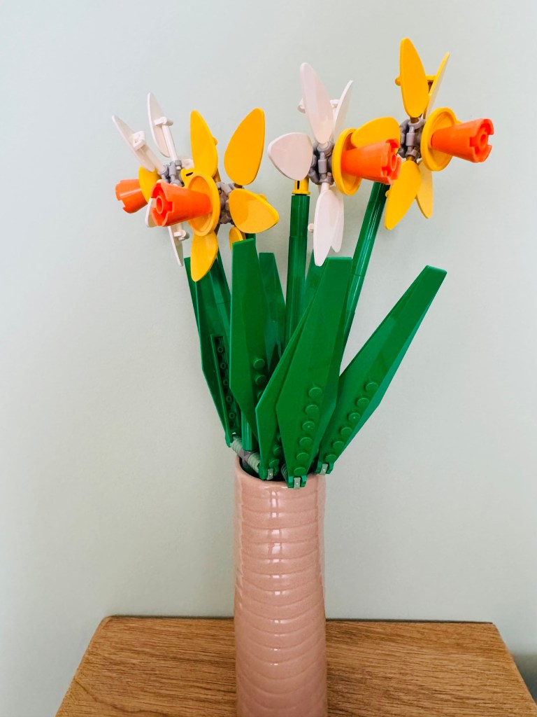 LEGO narcissen in een smal vaasje