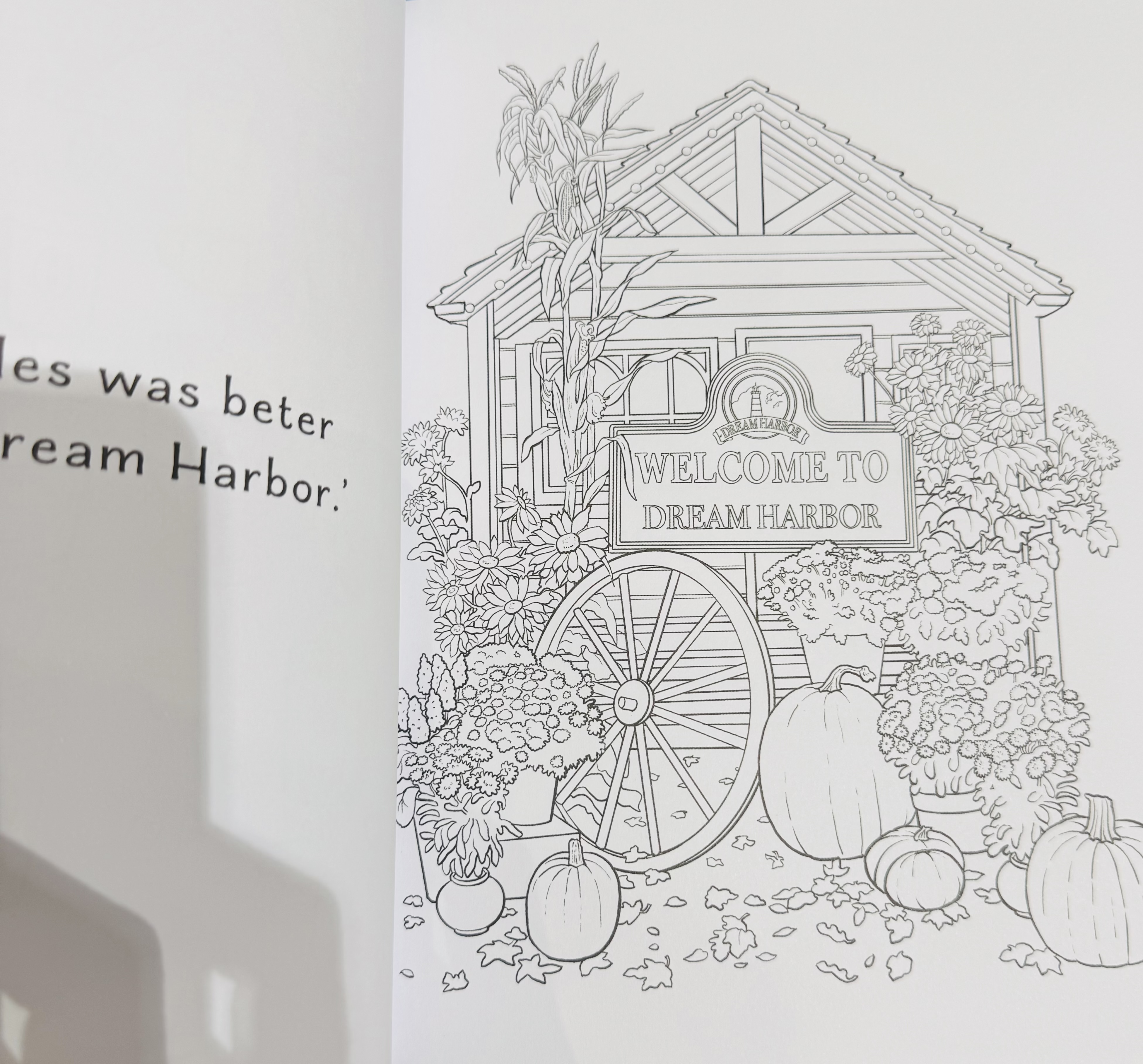 Pagina met een illustratie van Dream Harbour uit het Pumpkin Spice Café kleurboek