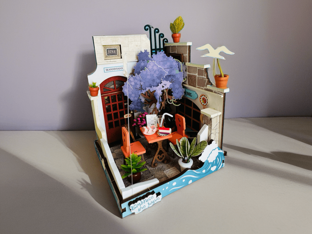 Rolife Sea Holiday Restaurant miniatuurhuisje tegen een paarse achtergrond