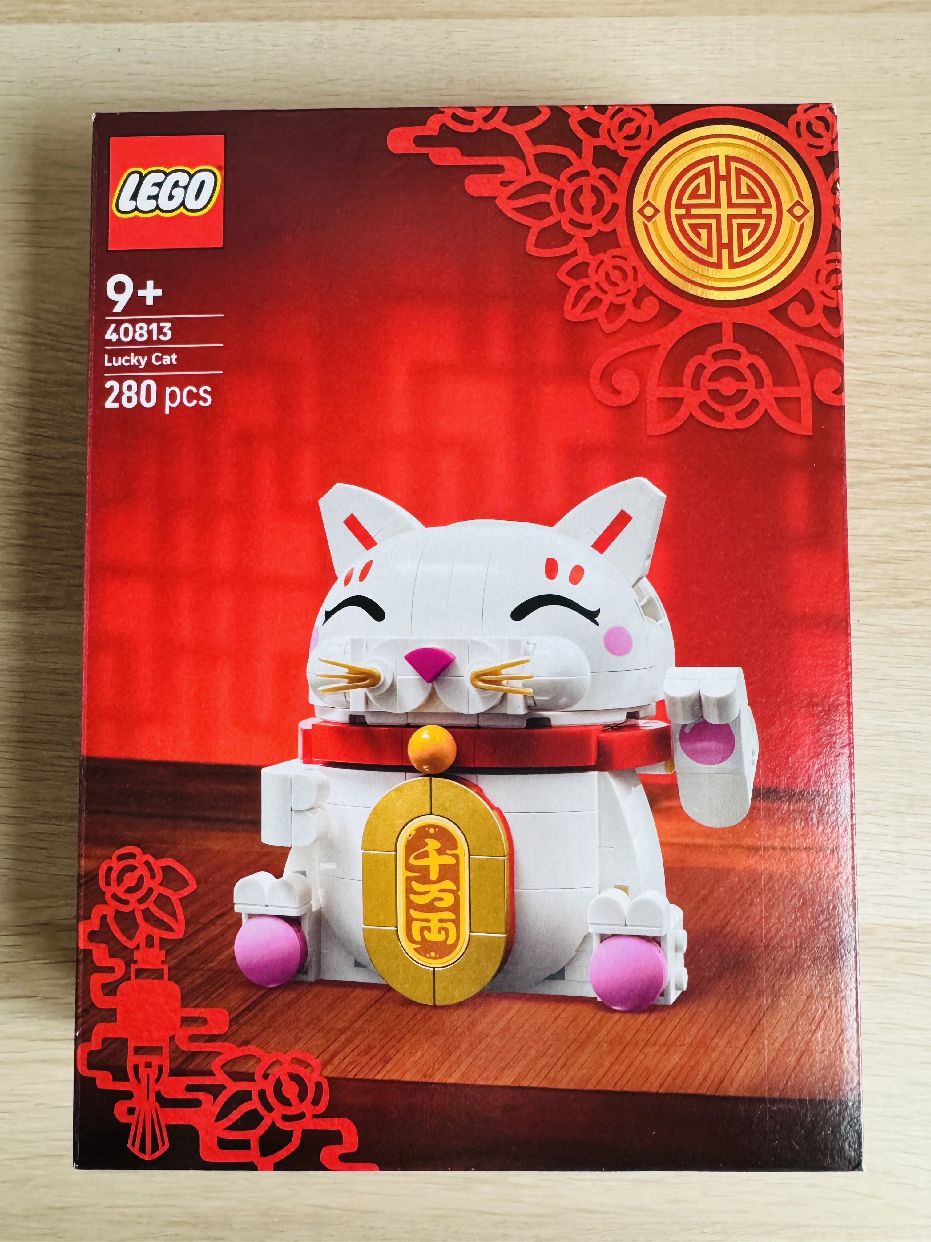 Voorkant doos van LEGO gelukskat