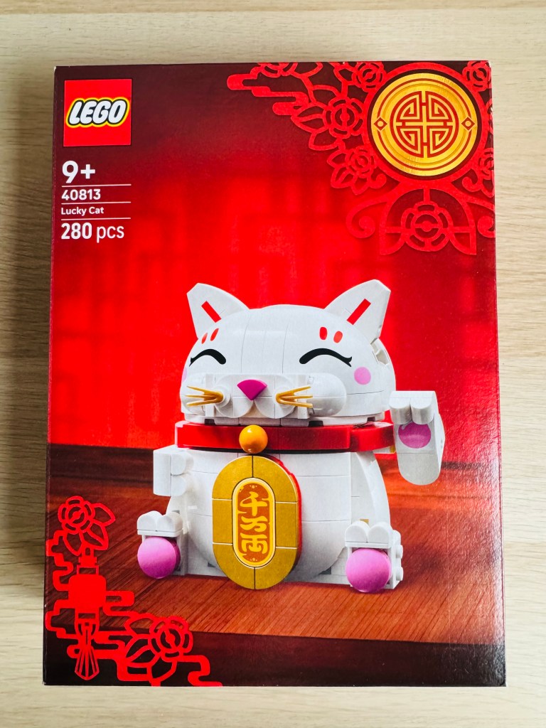 Voorkant doos van LEGO gelukskat