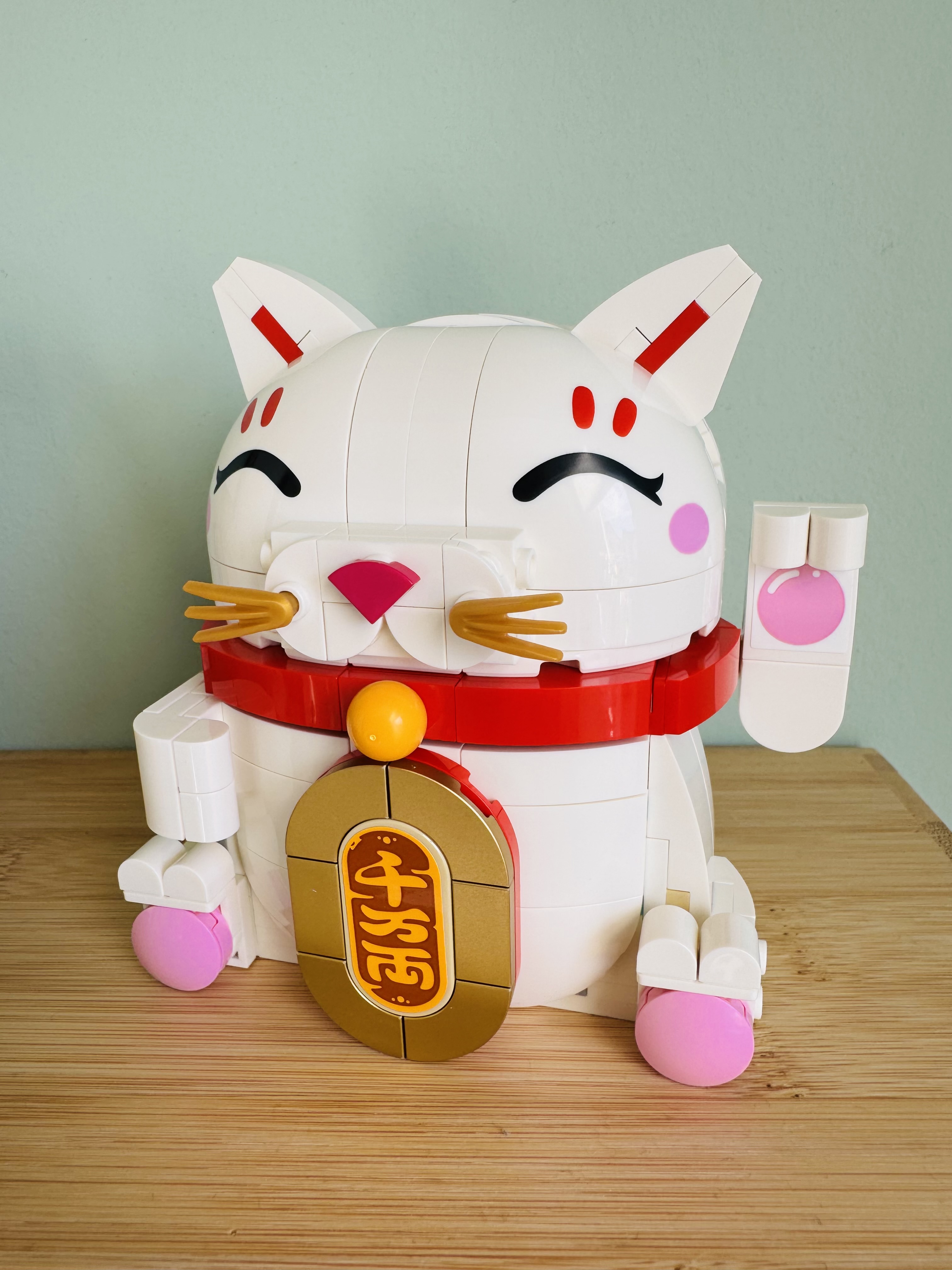 LEGO gelukskat gebouwd op een tafel een beetje schuin genomen