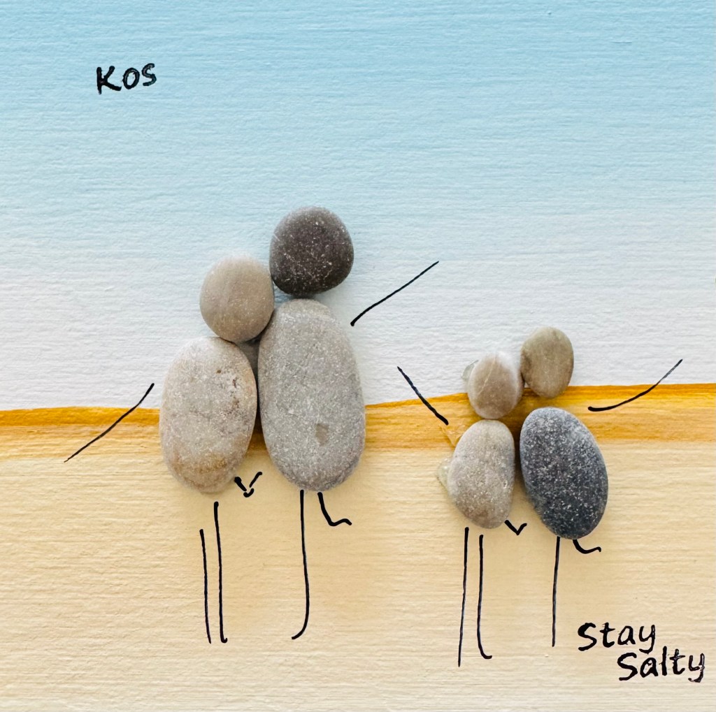 Souvenir uit Kos: 4 poppetjes gemaakt van steentjes op een houten vierkantje