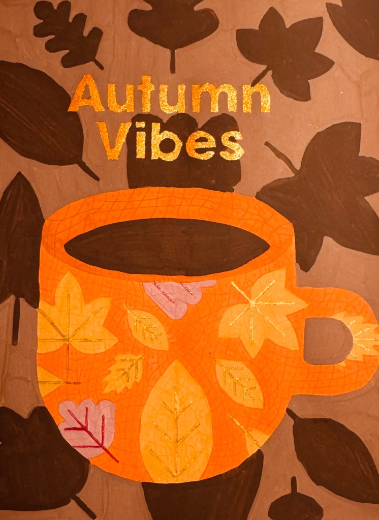 Ingekleurde kleurplaat van kop chocolademelk en herfstbladeren op de achtergrond