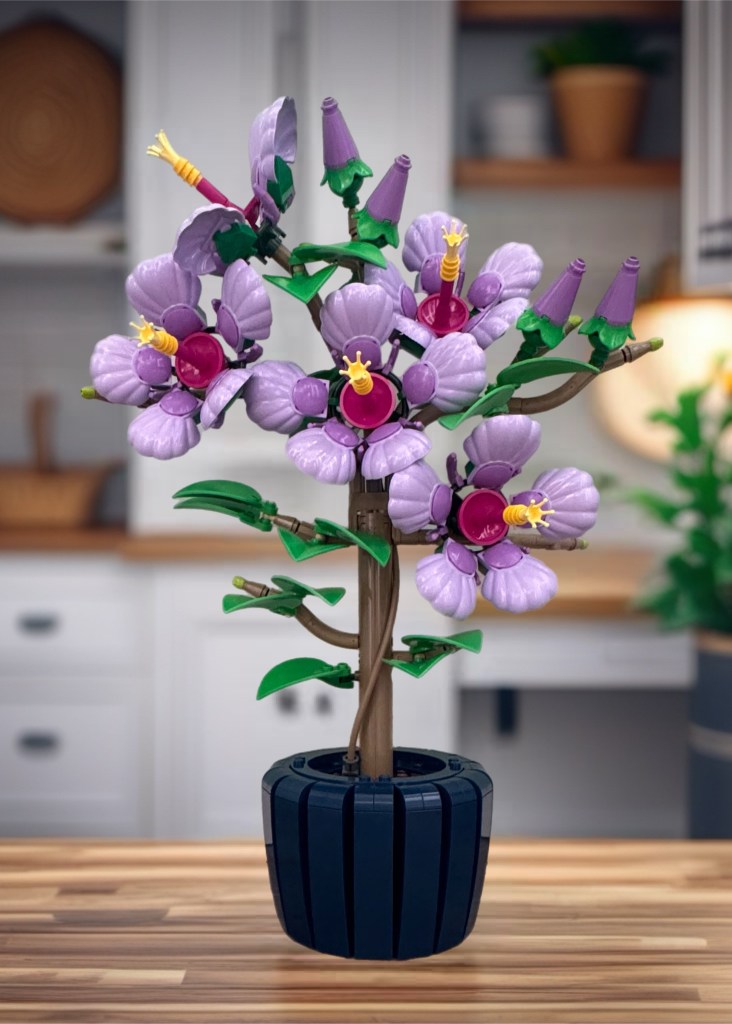LEGO hibiscus op een keukentafel