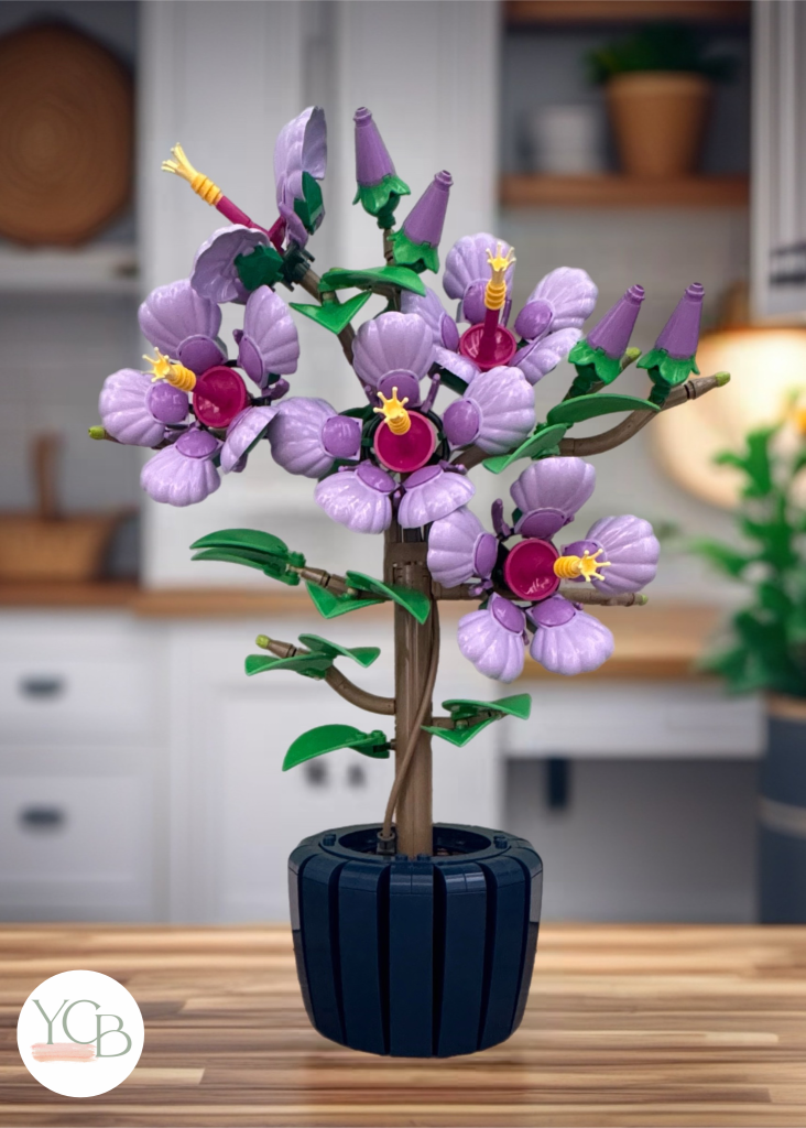 LEGO hibiscus op een keukentafel