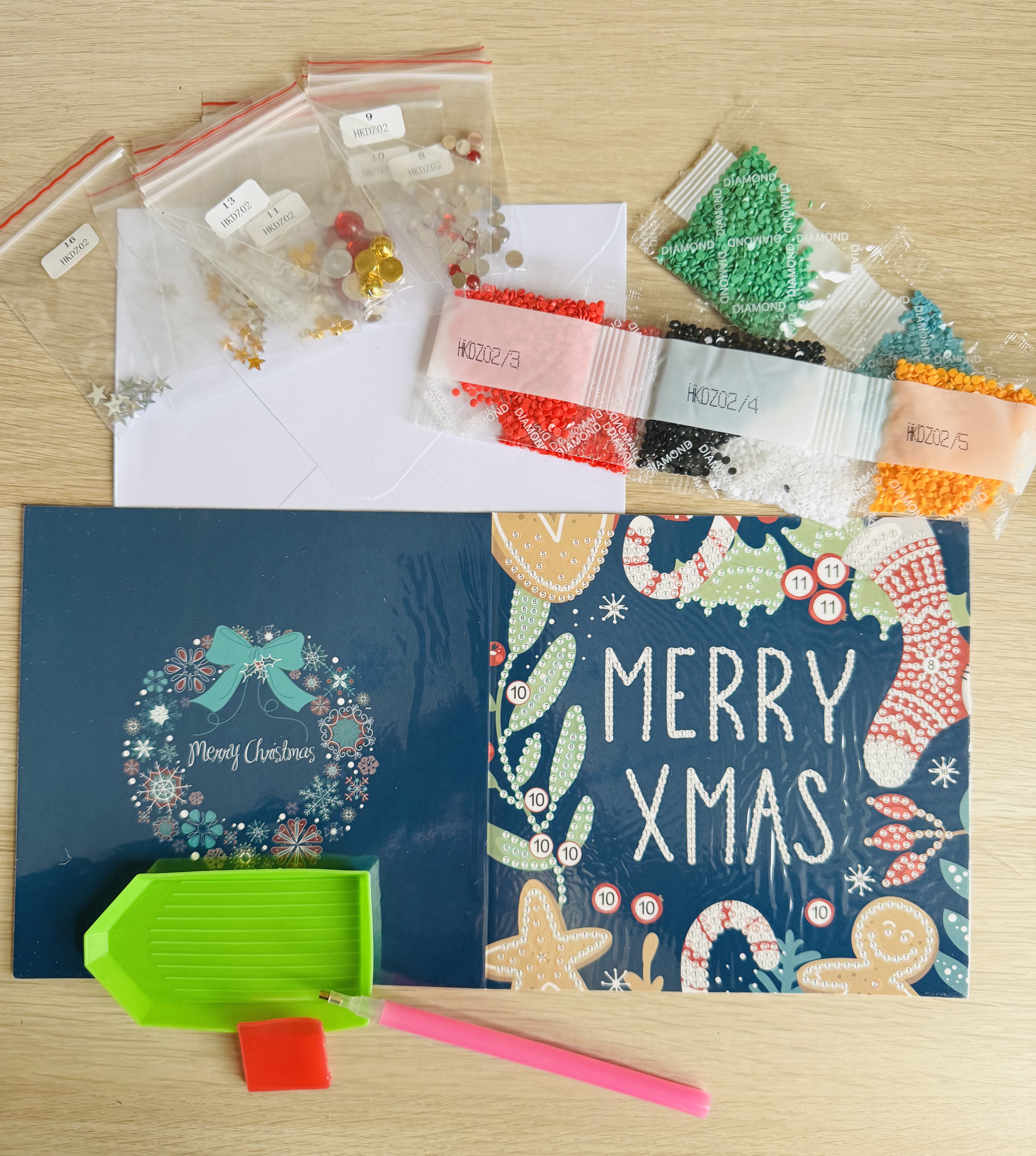 Alle onderdelen uit de DIY Diamond Painting kerstkaarten set