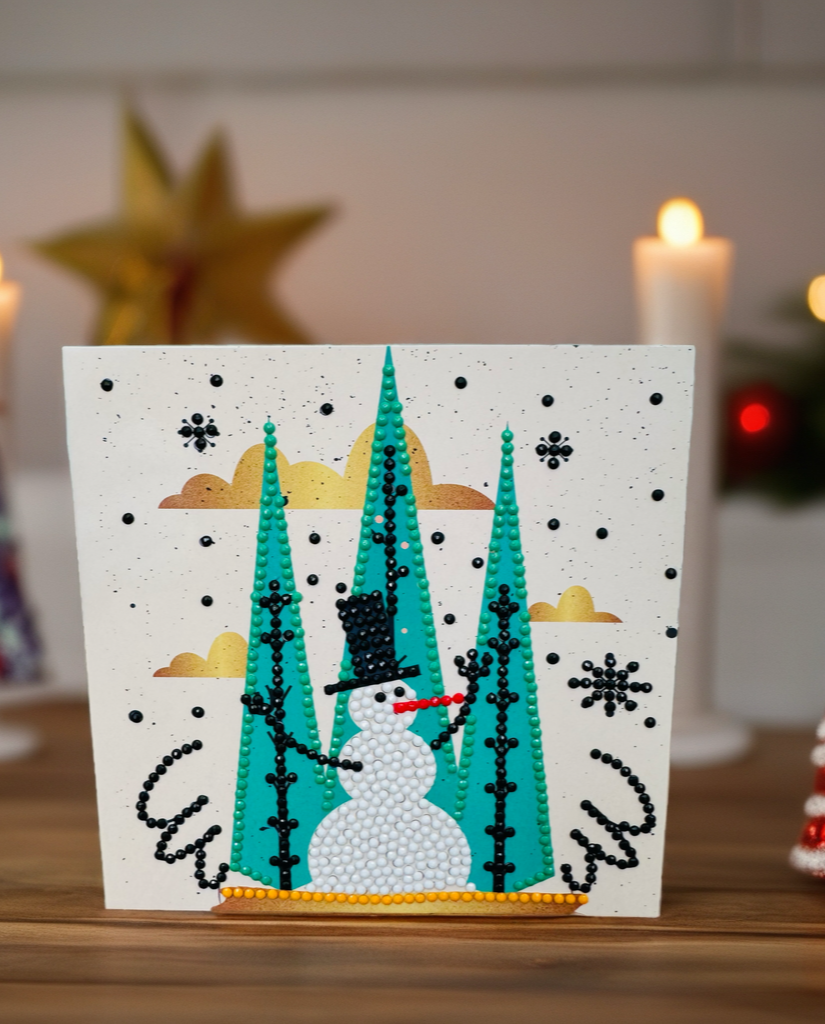 Kerstkaart van een sneeuwpop en bomen