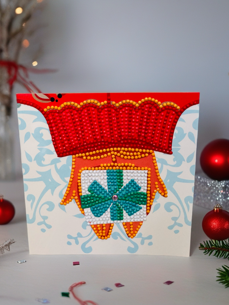 Kerstkaart van handen die een cadeautje vasthouden