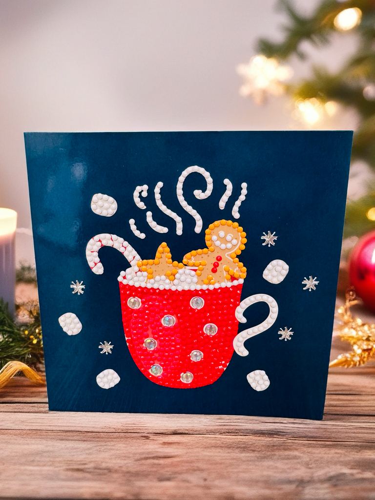 Kerstkaart van een kop chocolademelk met een vingerbreed mannetje erin