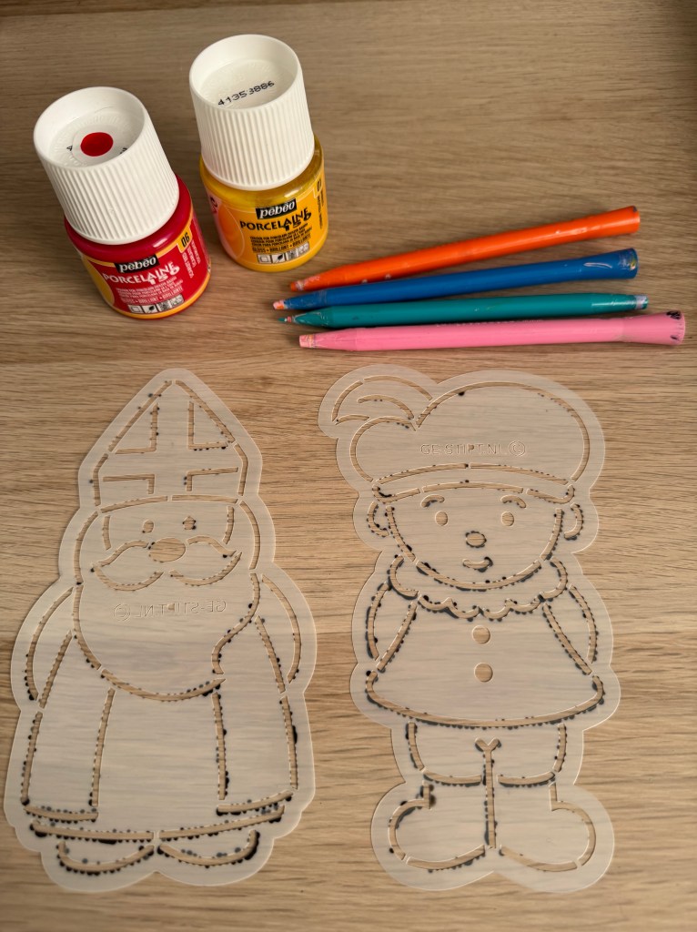 De benodigdheden: potjes porseleinverf, stipstokjes en sjablonen