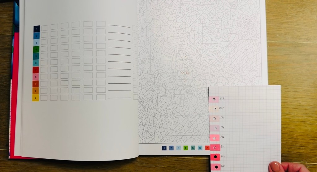 Een kleurboek met een kleurkaart op een legenda vakje gelegd