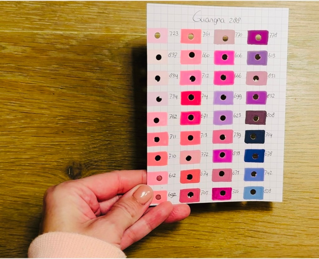 Een kleurkaart met gaatjes erin