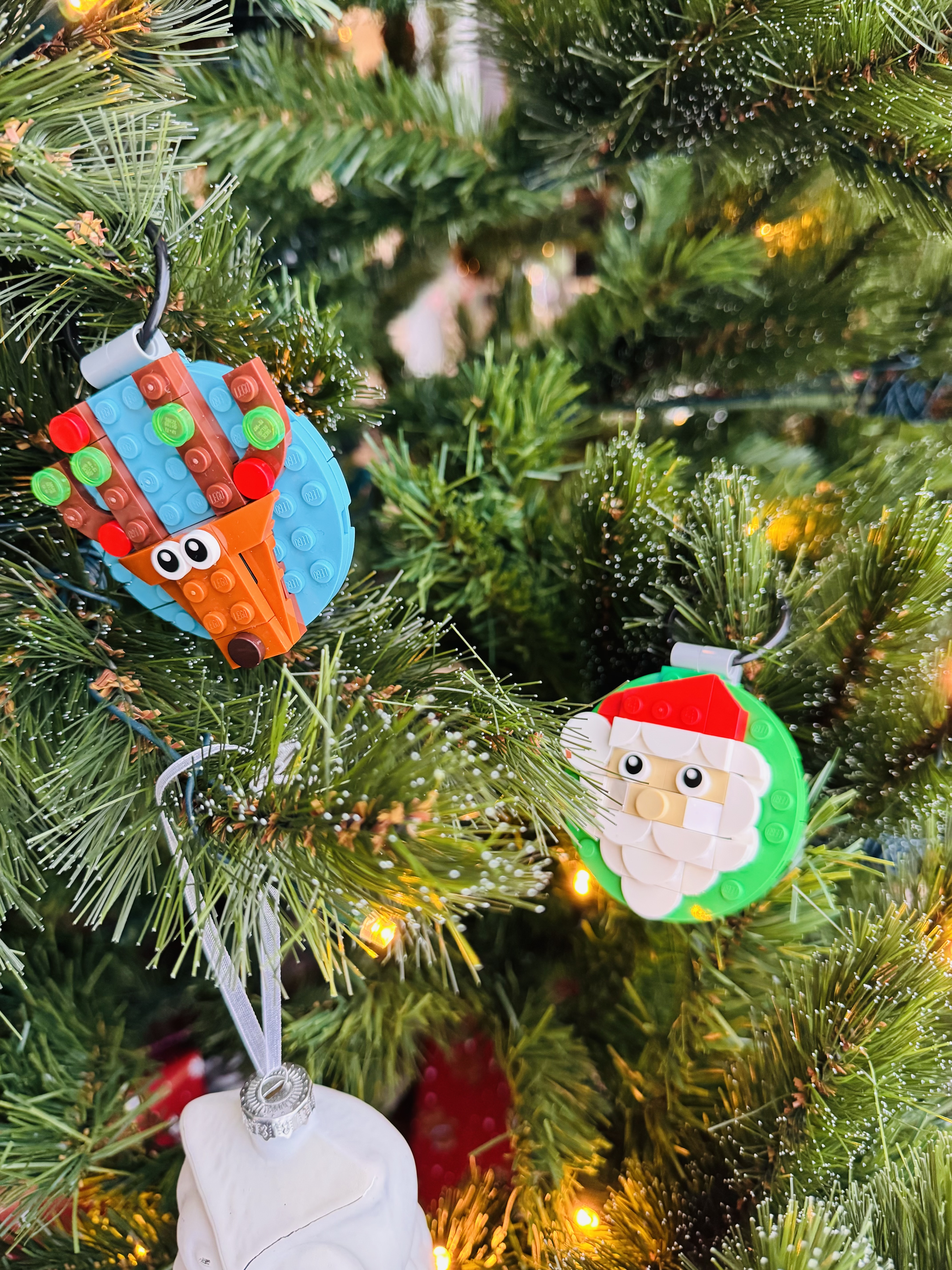 LEGO kerstballen van een rendier en een kerstman in een kerstboom
