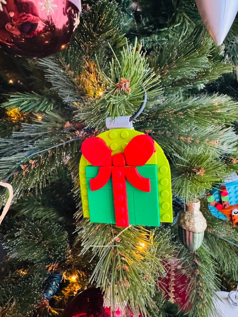 LEGO kerstbal van een cadeautje in een kerstboom