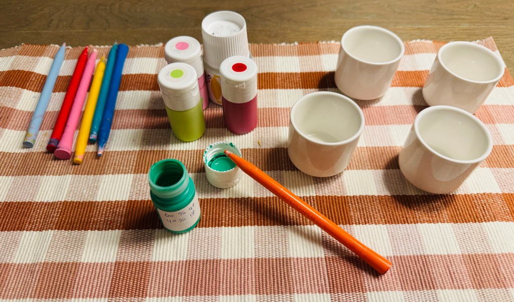 Eierdopjes, verf en stipstokjes