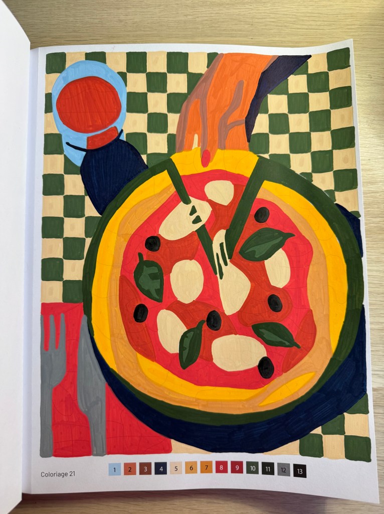 Ingekleurde kleurplaat van een pizza