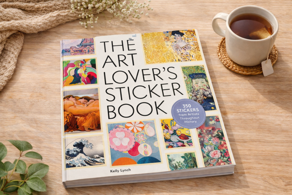 The art lover’s sticker boek op een tafel met een kop thee erbij
