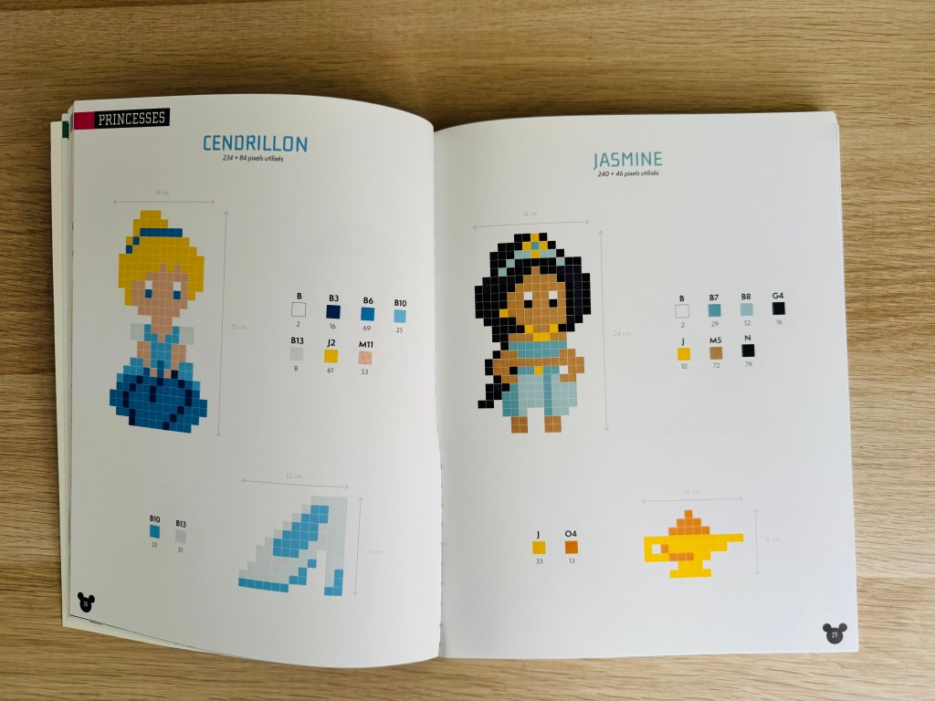 Voorbeeldpagina uit het boek met Assepoester en Jasmine