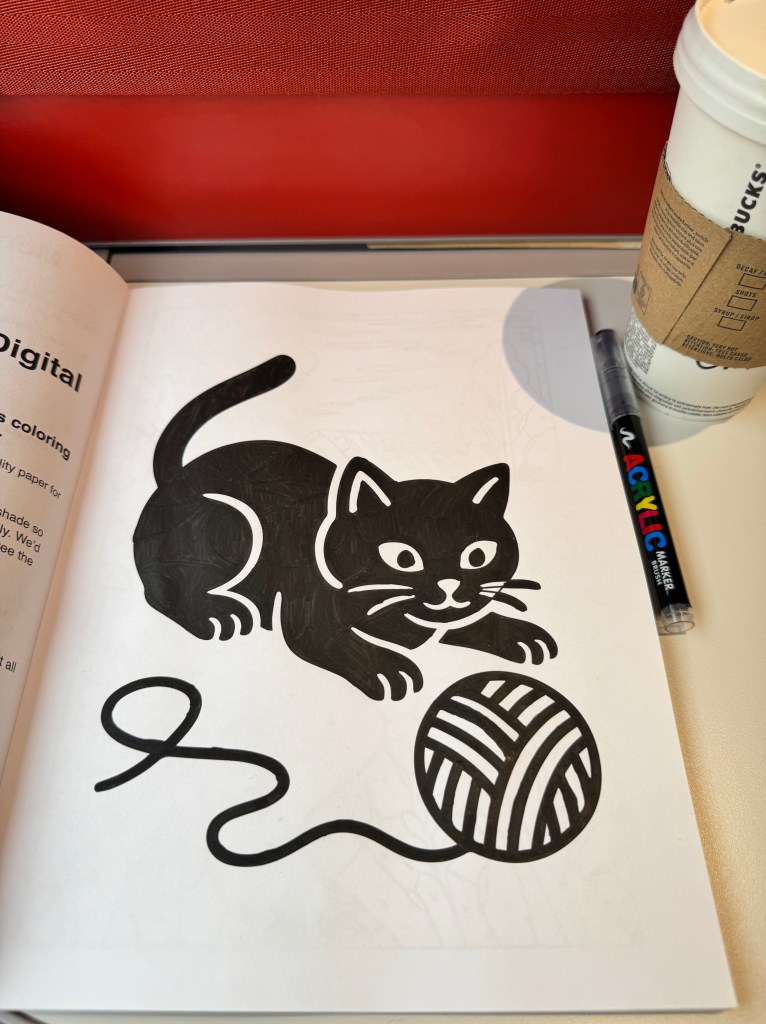 Een ingekleurde kleurplaat van een kat met een bolletje wol