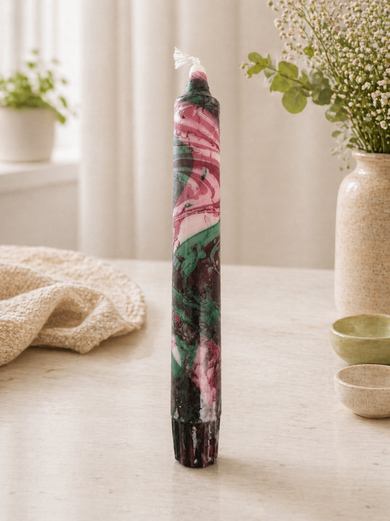 Marble versierde dinerkaars met groen en roze