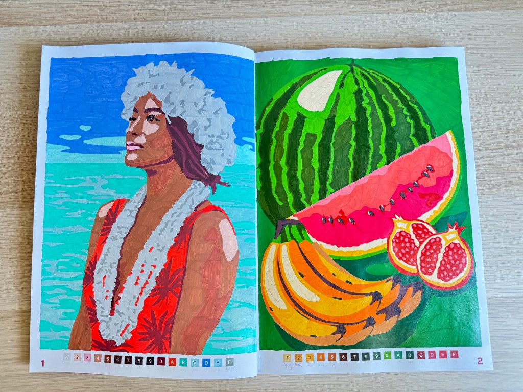 Kleurplaten van een dame bij zee en zomerfruit