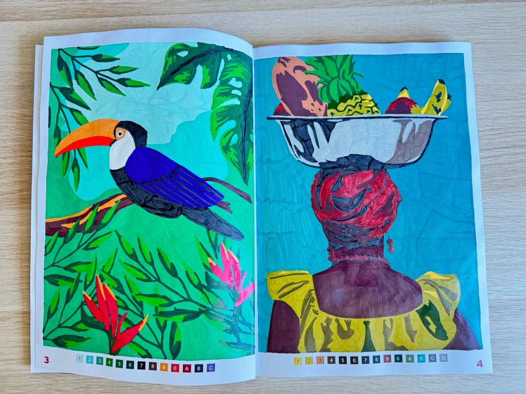 Kleurplaten van een tropische vogel en een dame met een fruitmand op haar hoofd