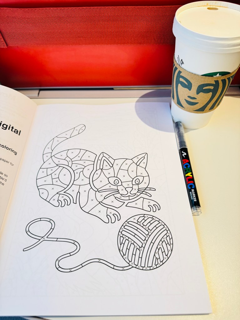 Nog niet ingekleurde kleurplaat van een poes met een bolletje wol