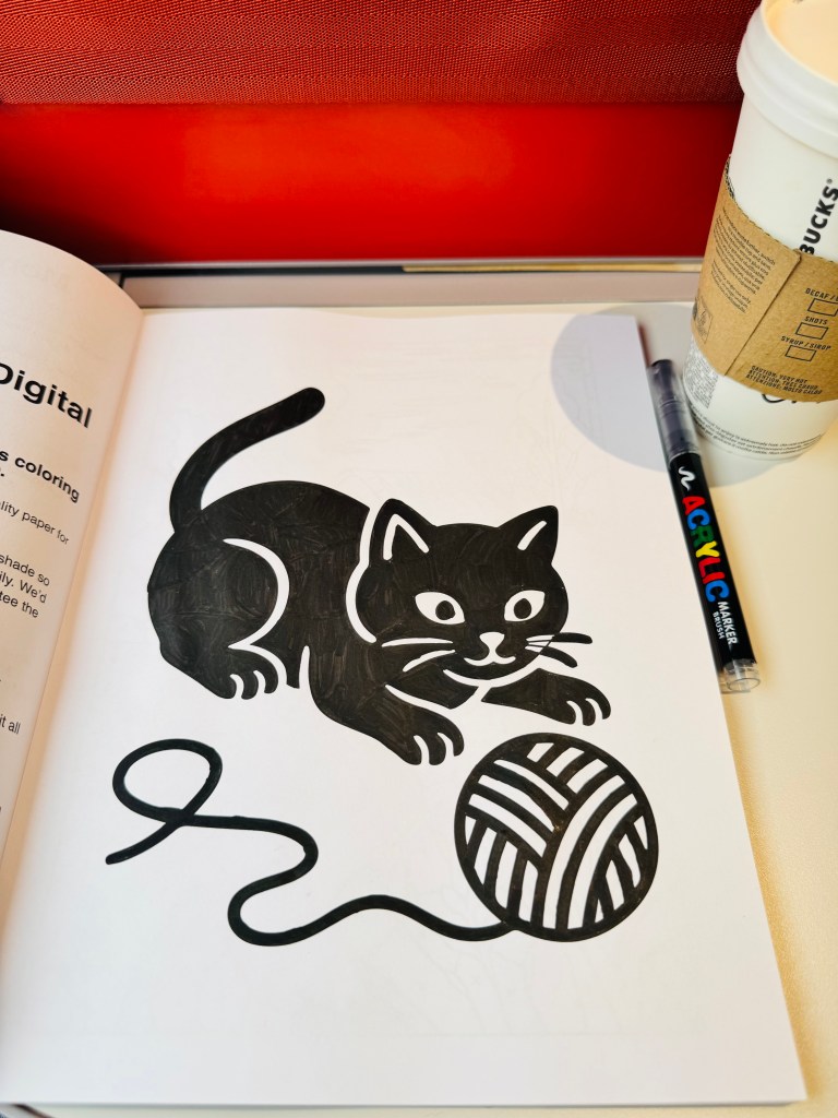 Ingekleurde kleurplaat van een poes met een bolletje wol