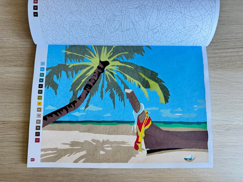 Kleurplaat van een strand met palmboom en bootje