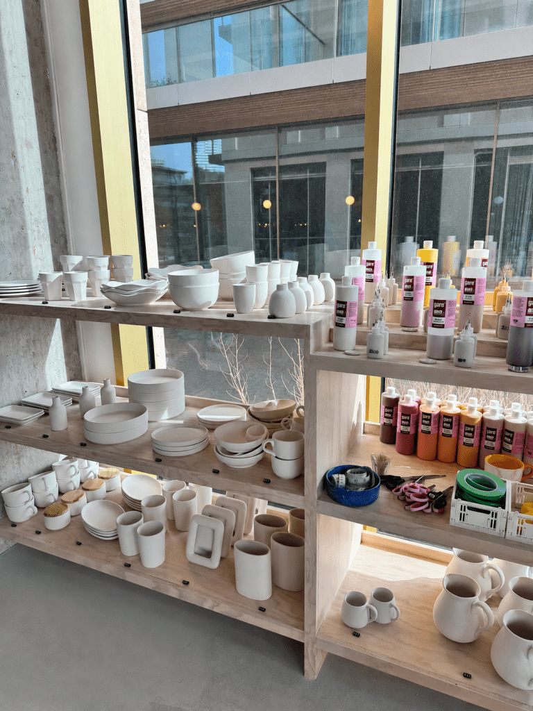 Het aanbod van keramiek bij Kera café