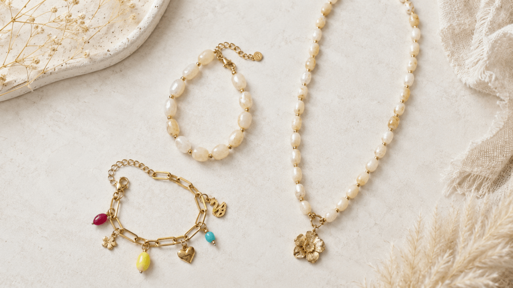 3 zelfgemaakte sieraden: een set van een kralenarmband en ketting en een schakelarmband