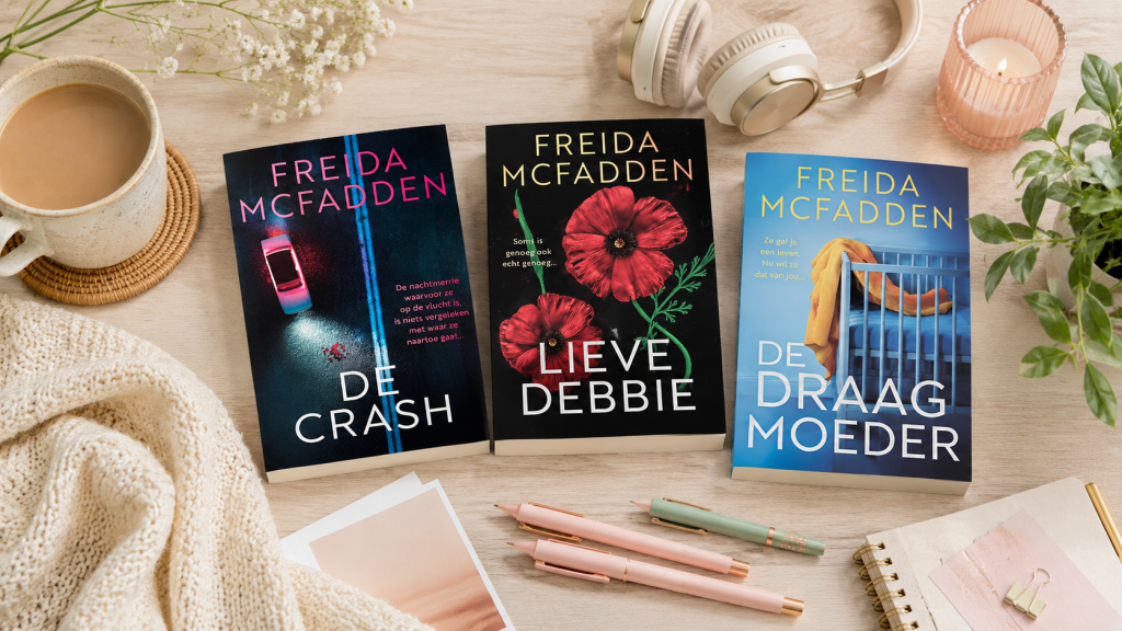 De drie boeken van Freida McFadden op een tafel met creatieve spullen