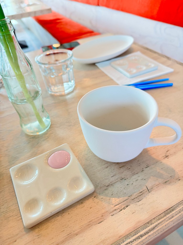 Mijn blanco theekop en roze verf