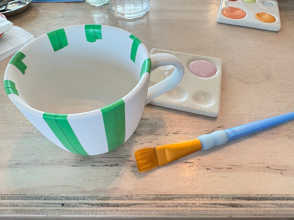 Mijn theekopje beplakt met tape om keurige strepen te kunnen maken.