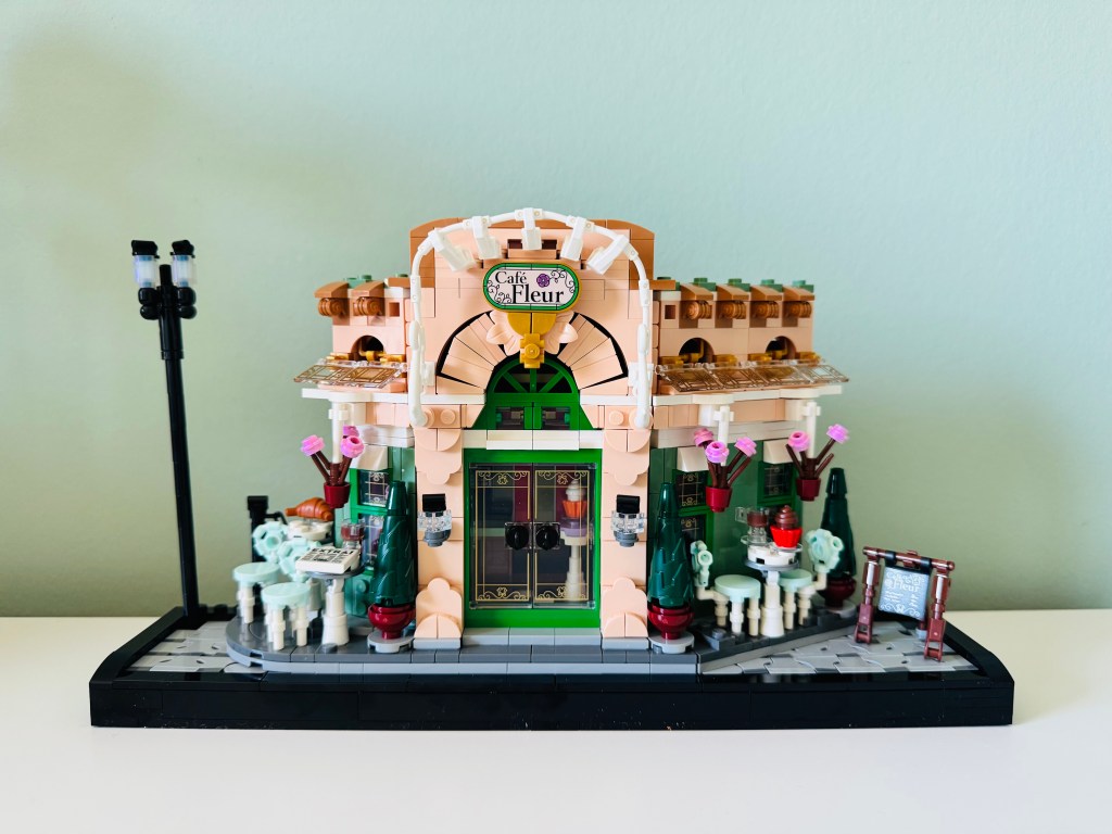 LEGO Frans cafe met een groene achtergrond