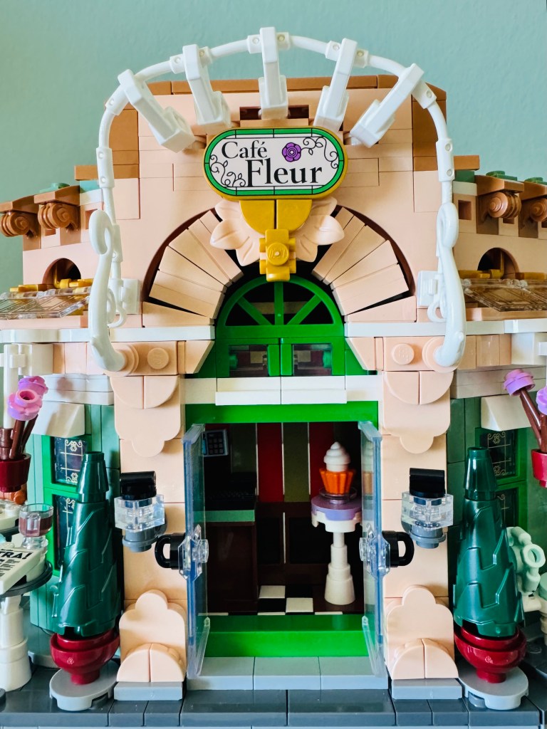 De gevel van het Franse café