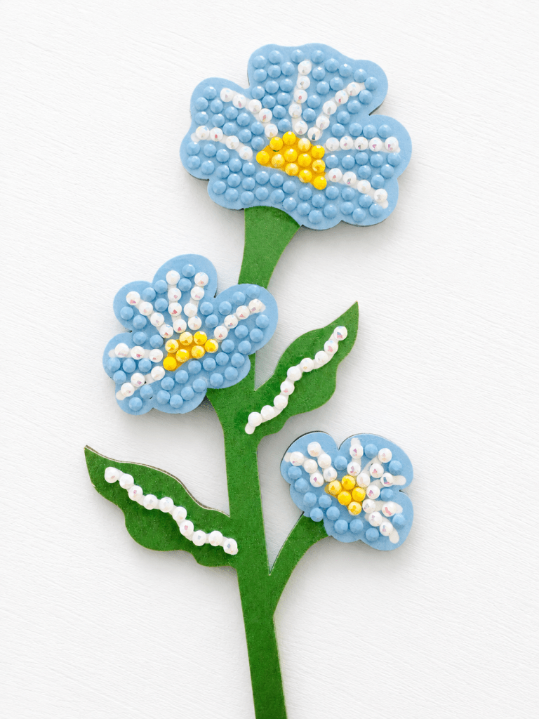 Een bloem met lichtblauwe steentjes
